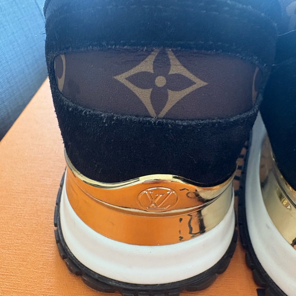 EUC- Iconic Louis Vuitton Runaway model Monogram Sneaker, 7.5 - Picture 7 of 14